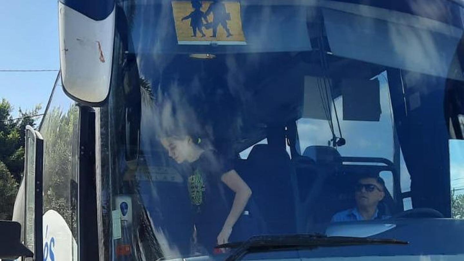 La majoria de les parades no tenen marquesines i els escolars pugen i baixen del bus a carreteres sense voral.