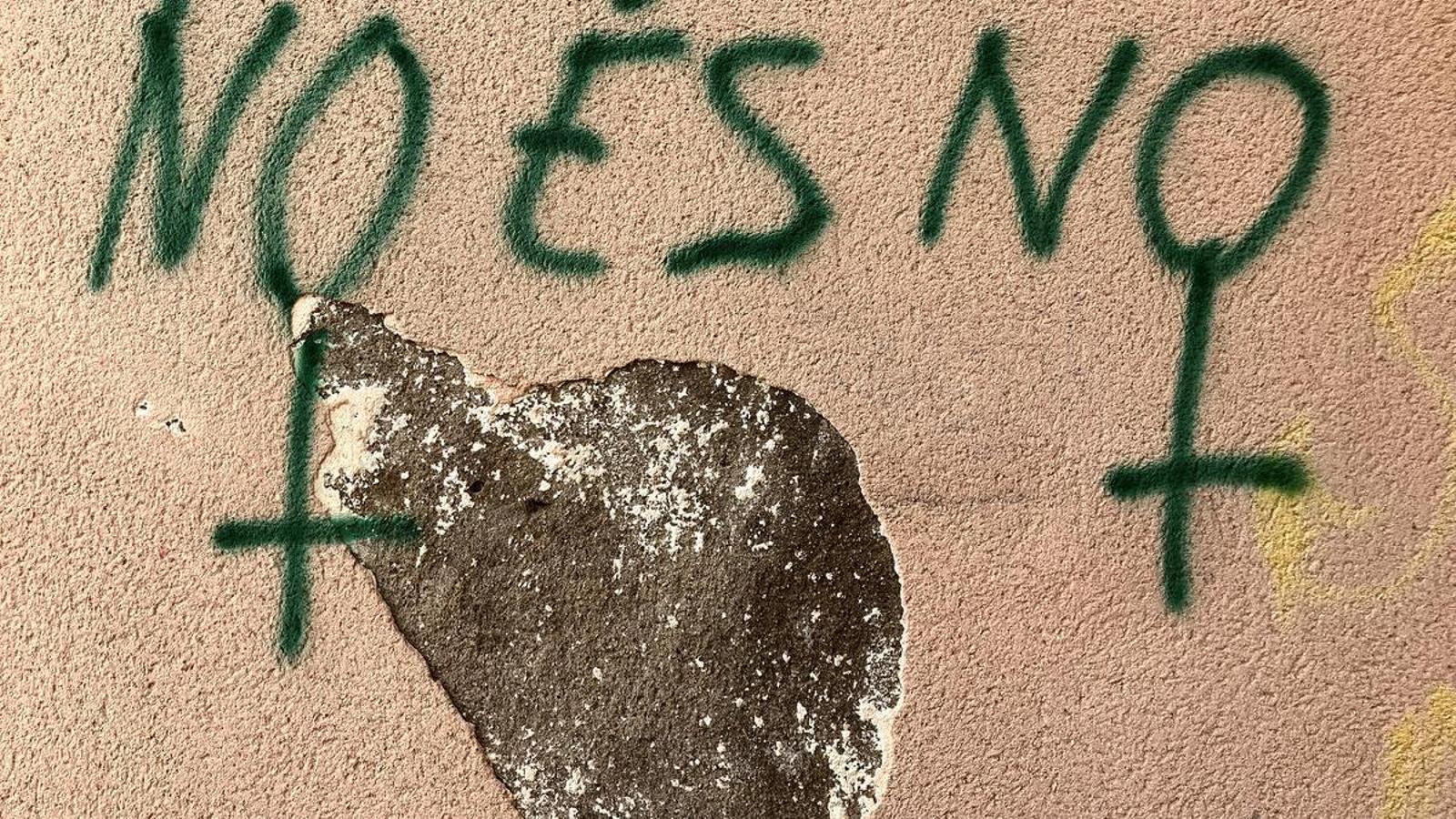 Una pintada en una pared de Barcelona a favor del consentimiento en el sexo.