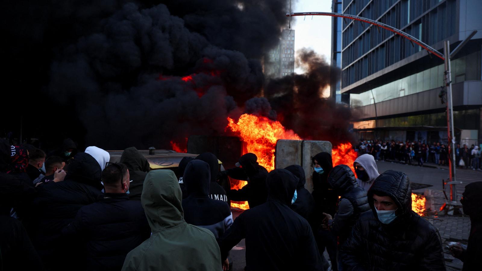 Fire during a student protest in Tirana (Albania), this Wednesday.