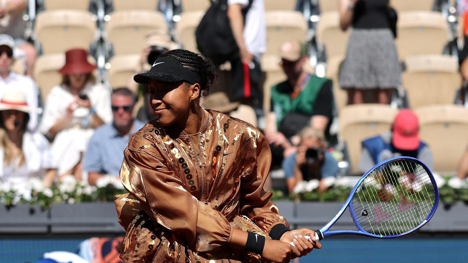 Naomi Osaka en el calentamiento previo al partido de Roland Garros.