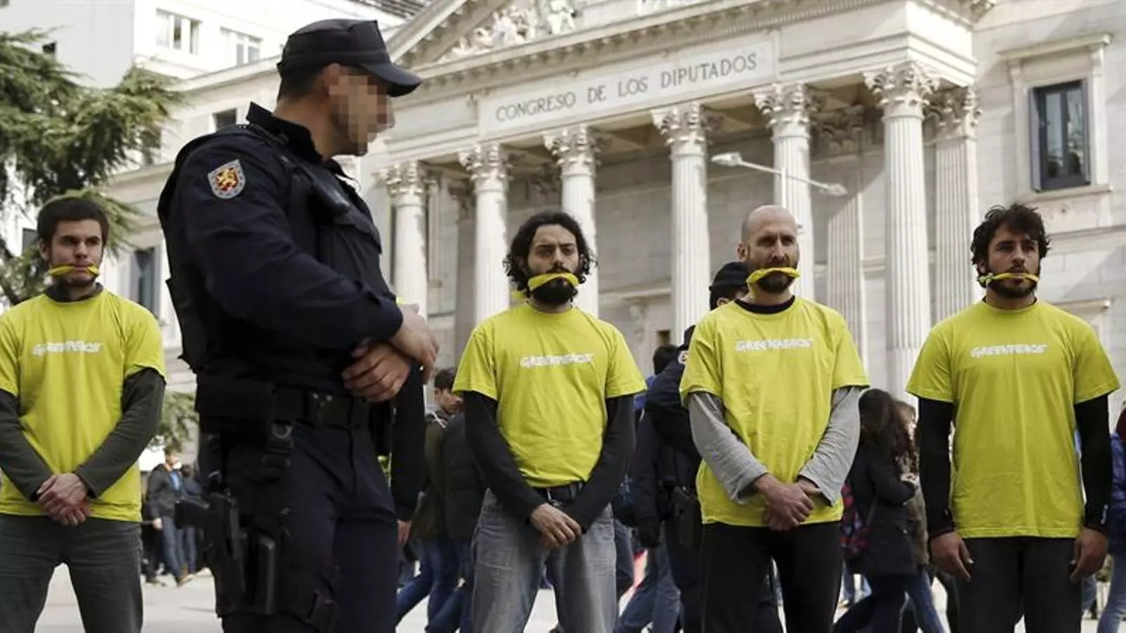 Protesta de Greenpeace davant del Congrés en contra de la llei de seguretat ciutadana. EFE