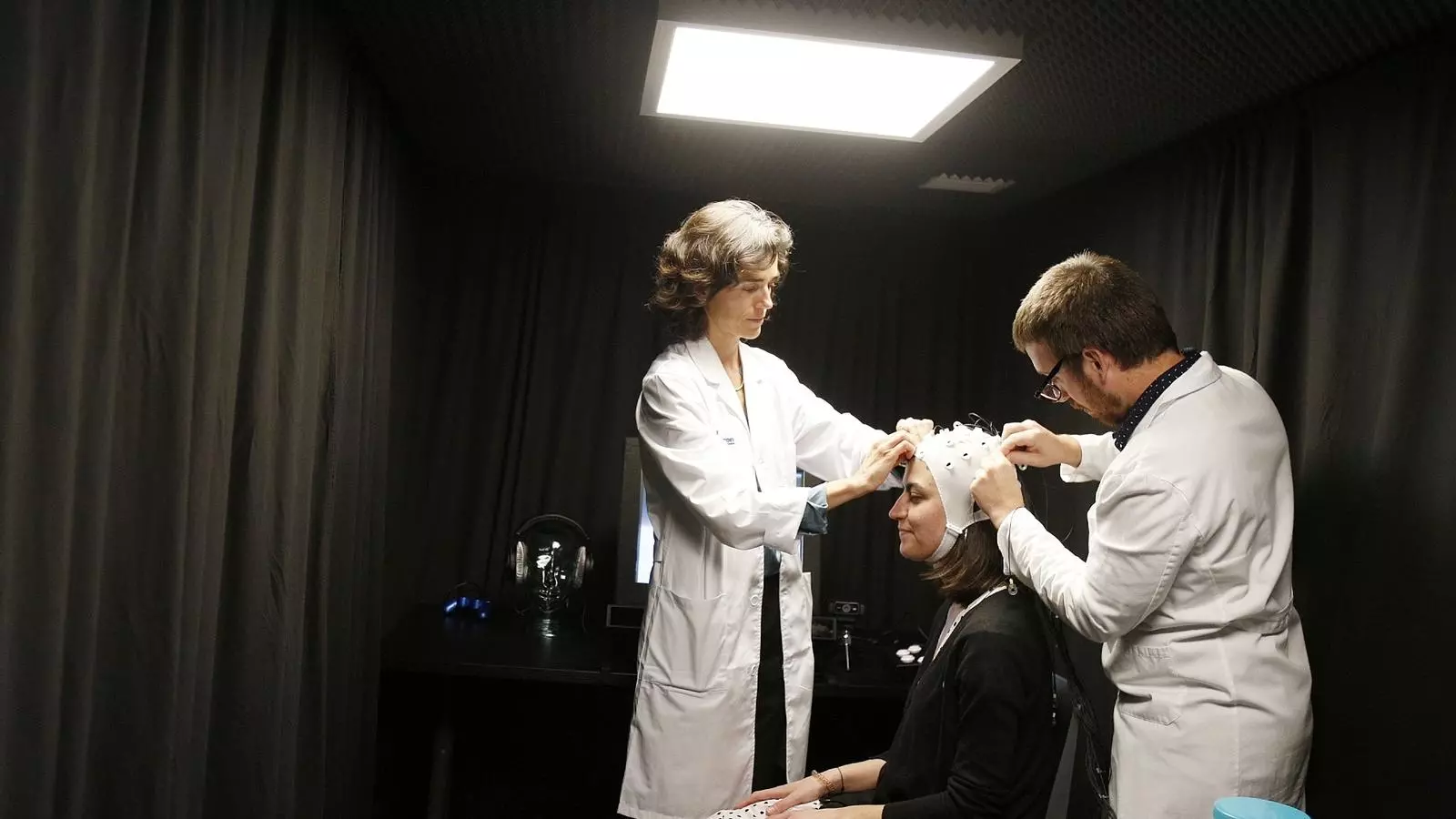 La doctora Patricia Pozo-Rosich, cap de la unitat de Cefalea del Vall d'Hebron, fent proves a una pacient al nou Migraine Adaptive Brain Center.