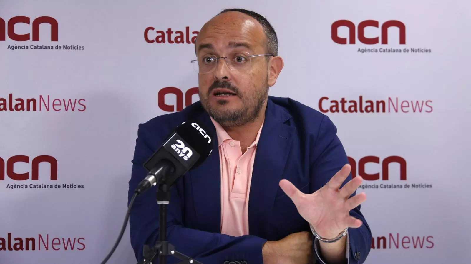 Pla mitjà del president del PPC, Alejandro Fernández, durant una entrevista amb l'Agència Catalana de Notícies / ACN