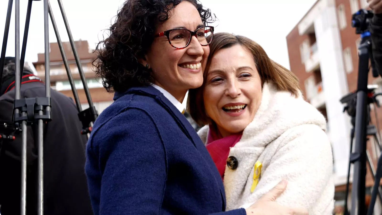 Marta Rovira i Carme Forcadell s'abracen abans de començar el míting de Badalona