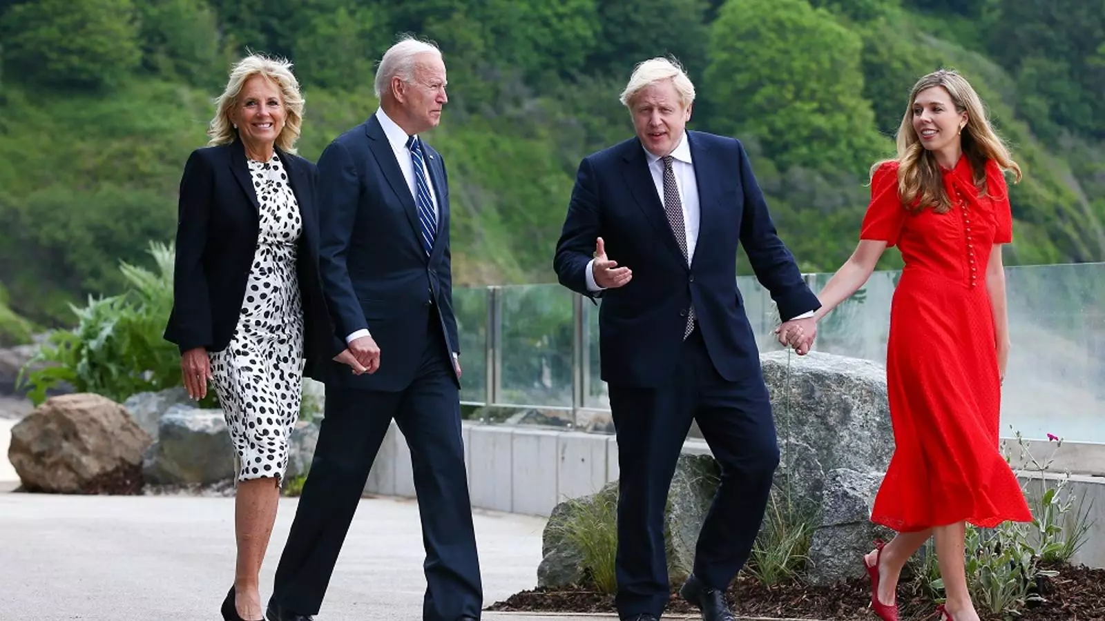 El primer ministre britànic, Boris Johnson, i la seva esposa Carrie Johnson, donen la benvinguda al president nord-americà Joe Biden i la seva dona, Jill Biden, en la vigília de la cimera del G-7 a Cornualla.