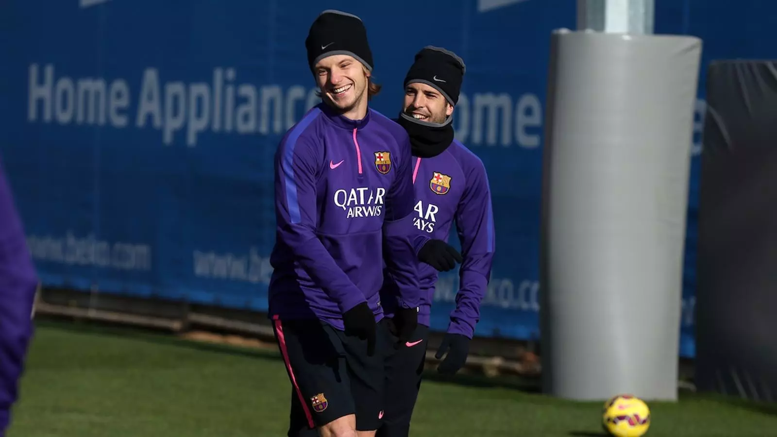 Rakitic riu durant l'entrenament / FCBARCELONA