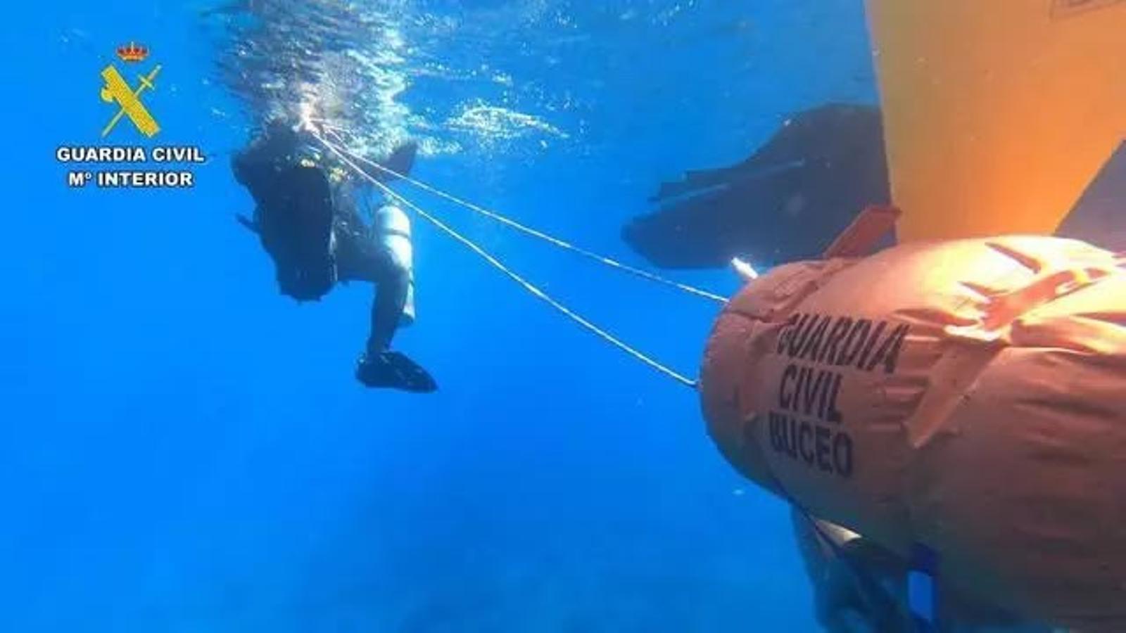 Ein Beamter der Guardia Civil während der Operation.