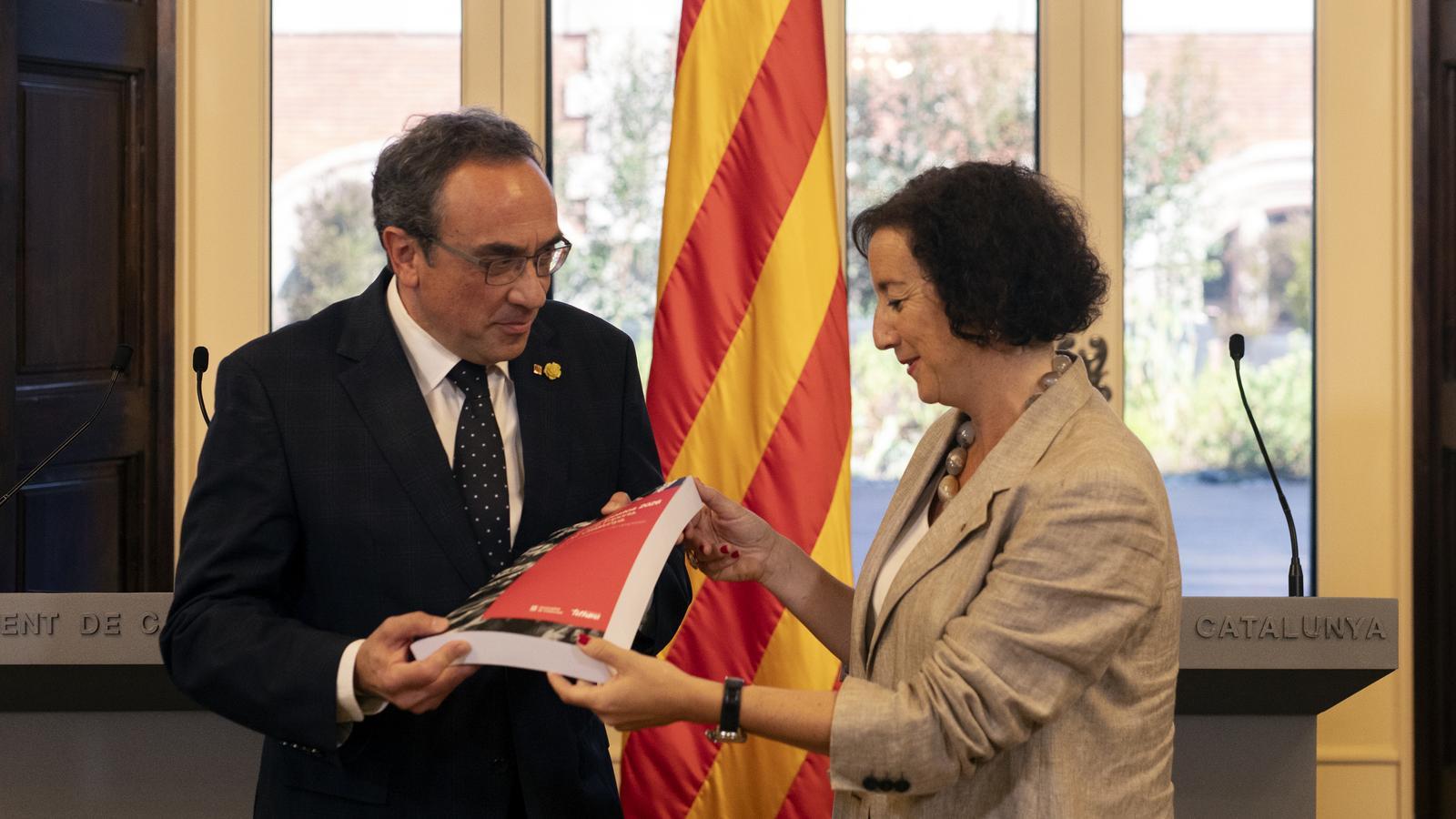 La consejera de Economía y Finanzas, Alícia Romero, entrega el proyecto de ley de los presupuestos de la Generalitat para el 2026 al presidente del Parlament, Josep Rull, en el despacho de audiencias de la cámara.