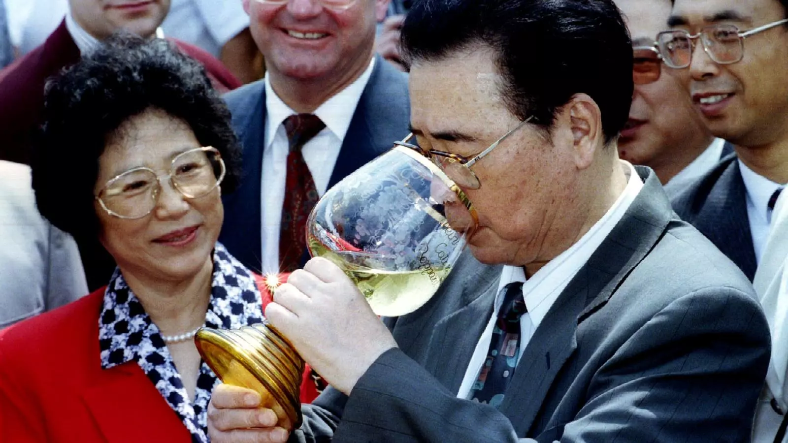 Li Peng bebent d'una copa gegant, en una visita a Alemanya el 1994