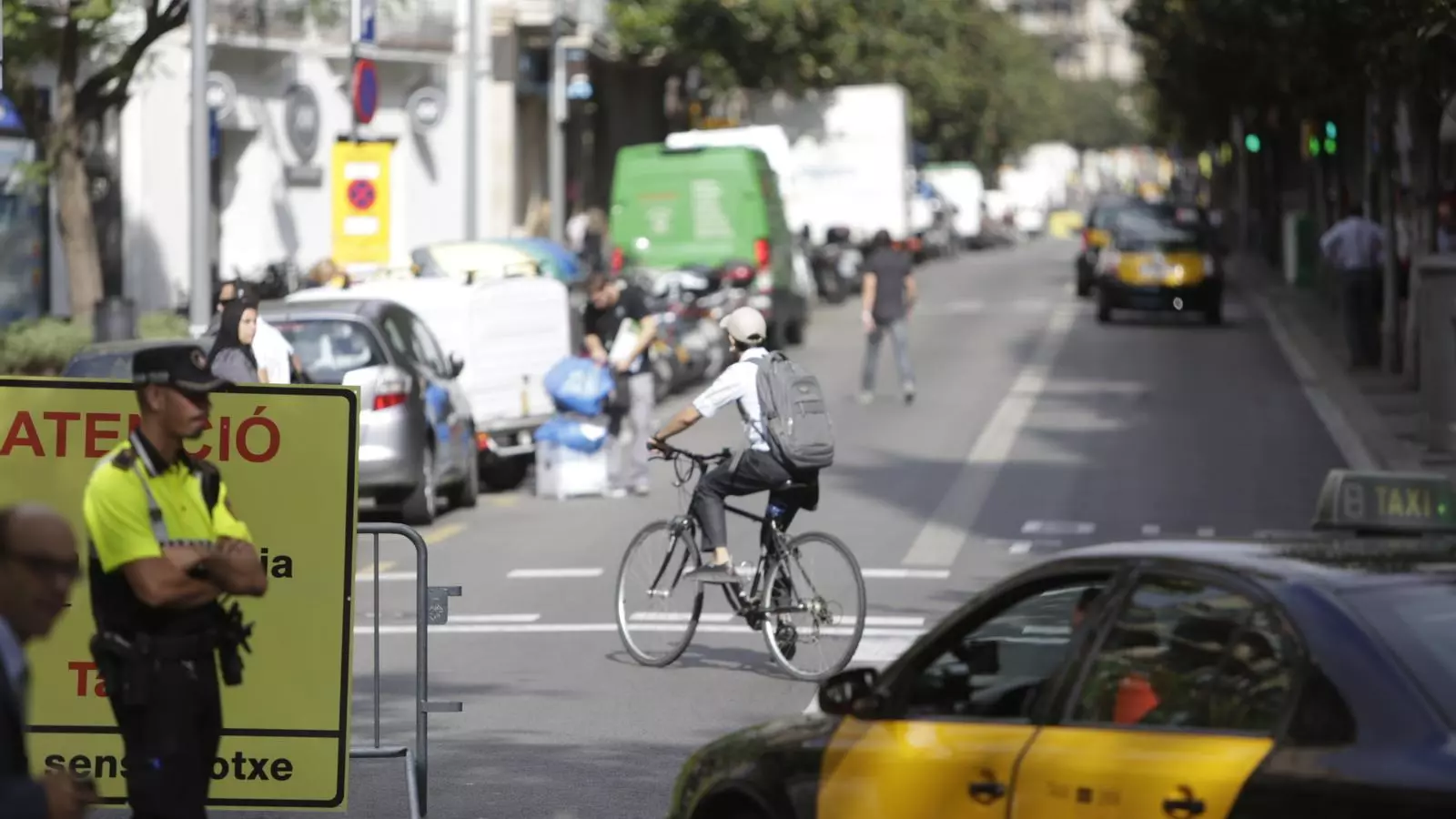 Tall de trànsit al carrer Gran de Gràcia pel Dia Sense Cotxes
