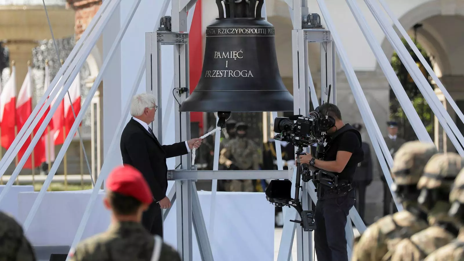 El president alemany Steinmeier toca la campana en l'acte commemoratiu del 80 aniversari de l'inici de la Segona Guerra Mundial, a Varsòvia