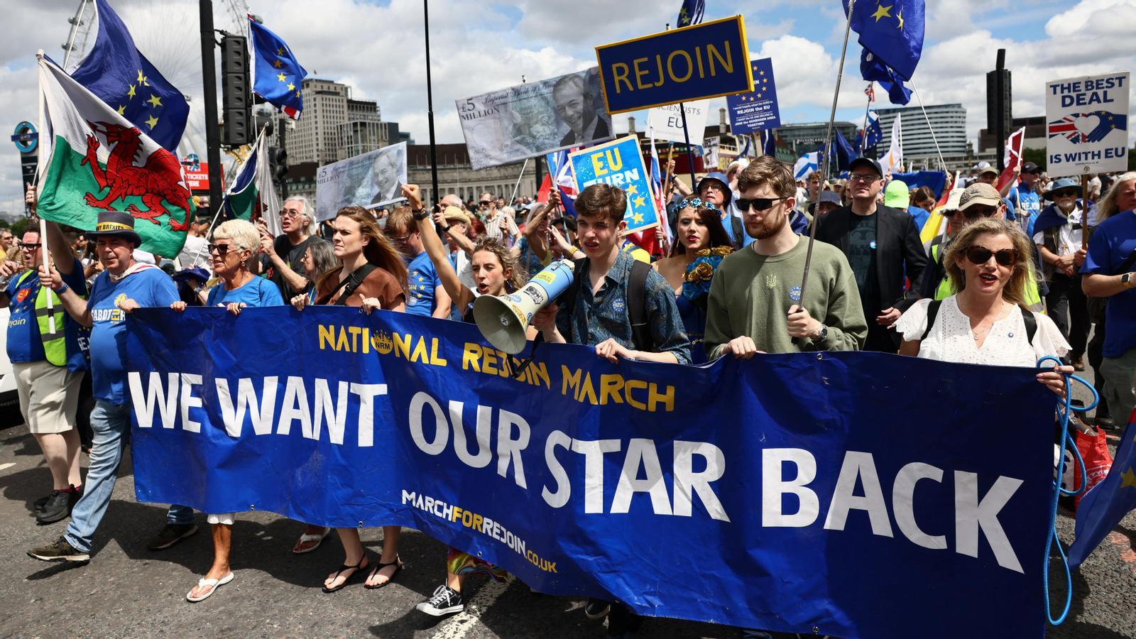 Un grupo numeroso de personas con una pancarta a lo largo del puente de Westminster durante la Marcha Nacional de Reincorporación y para pedir una cooperación más estrecha entre Gran Bretaña y Europa, en Londres, Gran Bretaña, el 20 de junio de 2026.