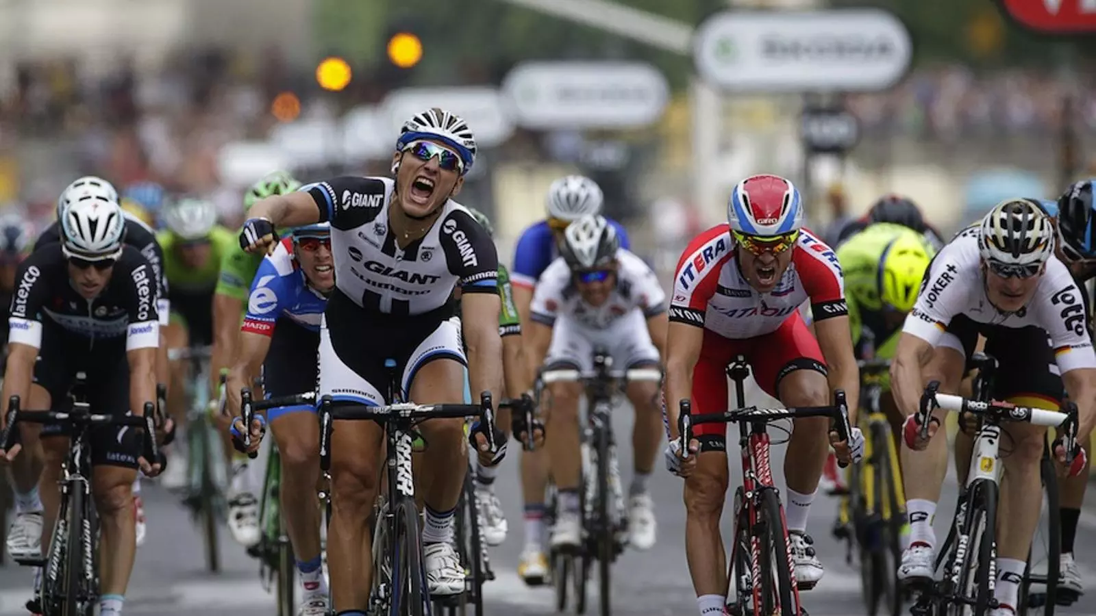 Marcel Kittel celebra el triomf d'etapa al Tour / KENZO TRIBOUILLARD / AFP