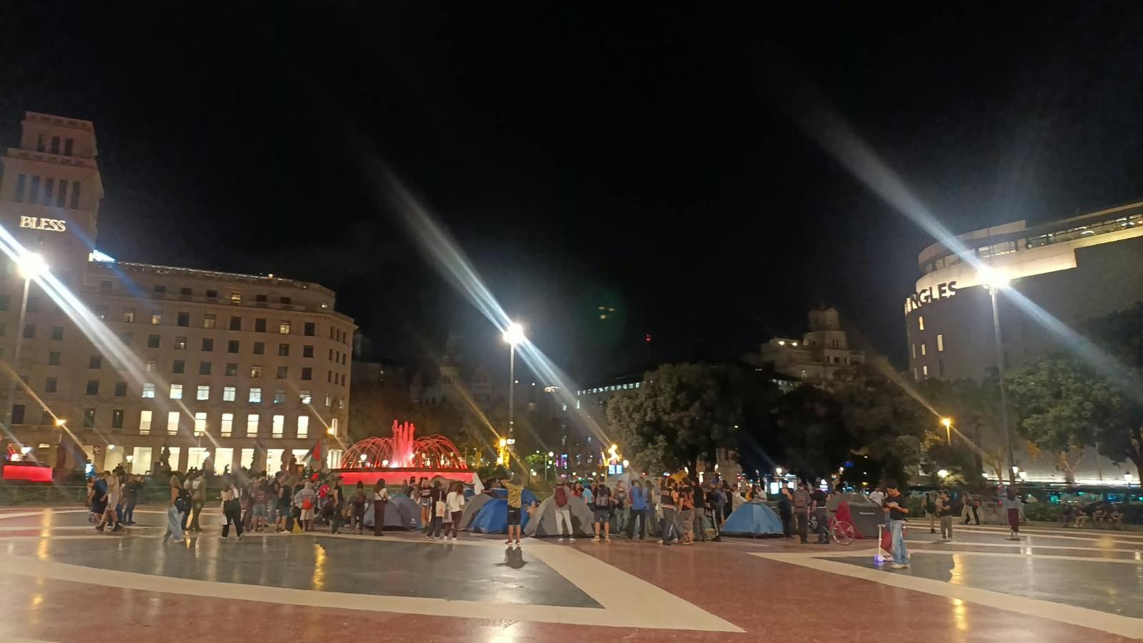 La acampada por la vivienda llega a Barcelona: un centenar de personas en Plaza Cataluña