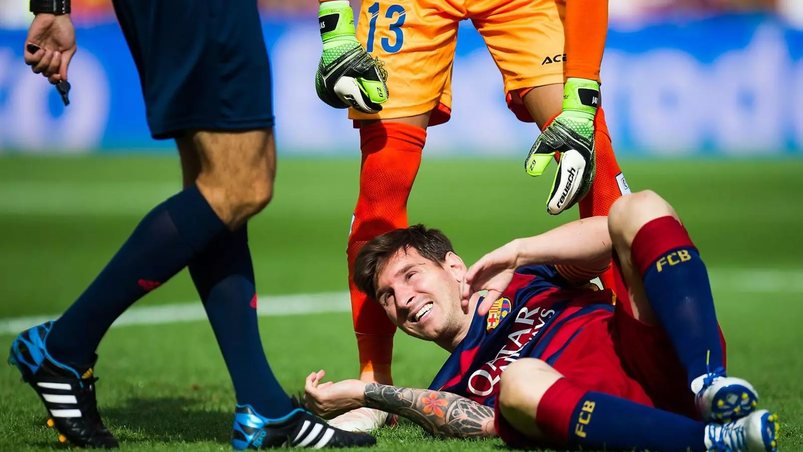 Javi Varas, porter del Las Palmas, atén Messi just després de la lesió.