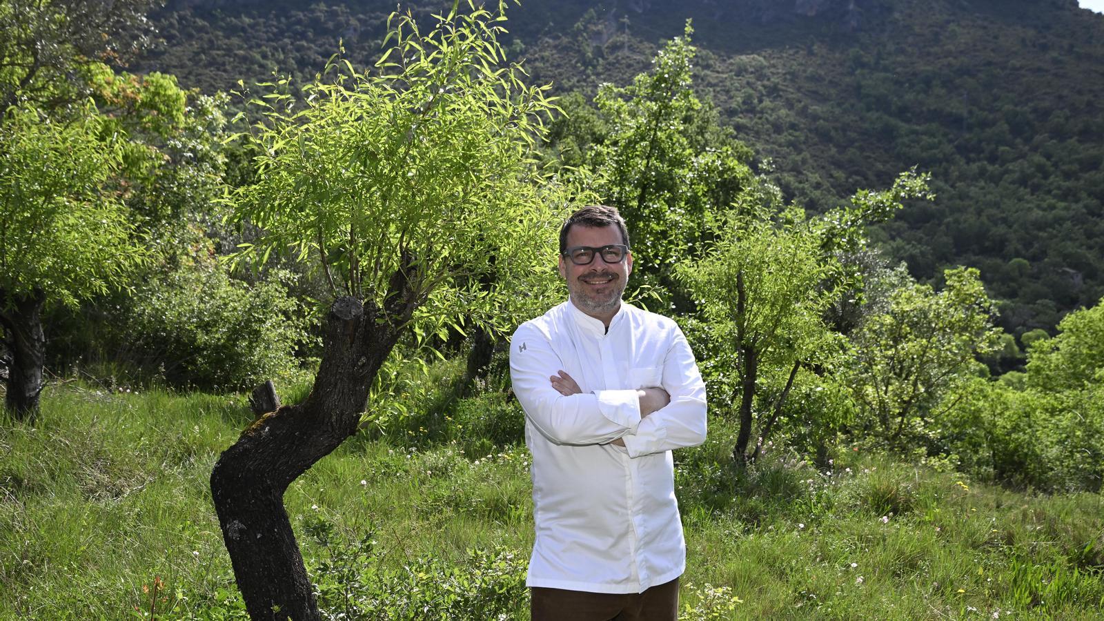 El cocinero Sergi de Meià, entre los almendros que ha recuperado como proyecto formativo para la Fundació Coma de Meià