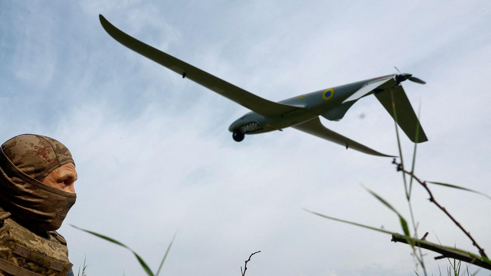 A Ukrainian soldier near a drone, in the midst of the war against Russia.