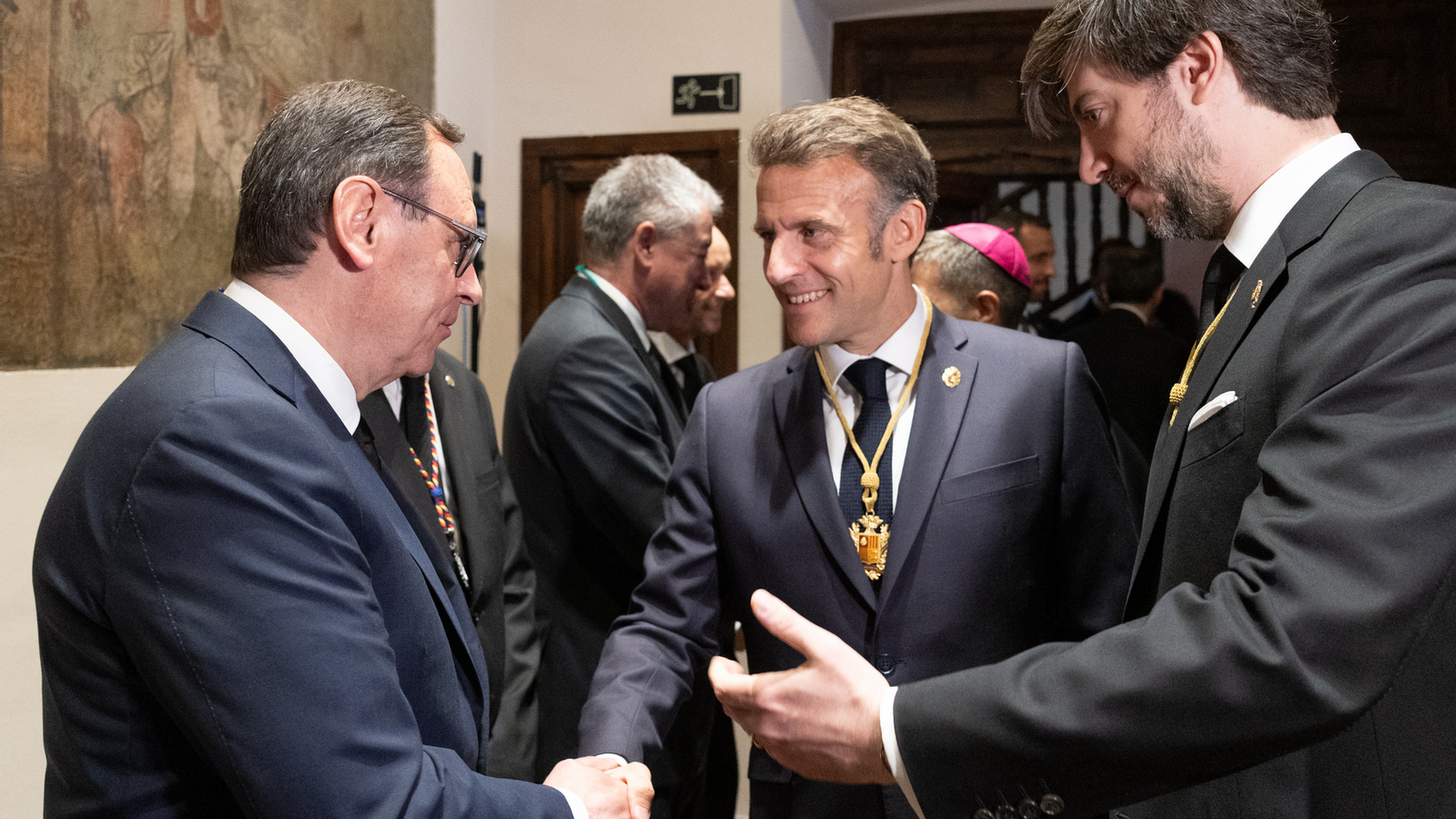 El president del grup parlamentari demòcrata, Jordi Jordana, se saluda amb el copríncep francès, Emmanuel Macron.