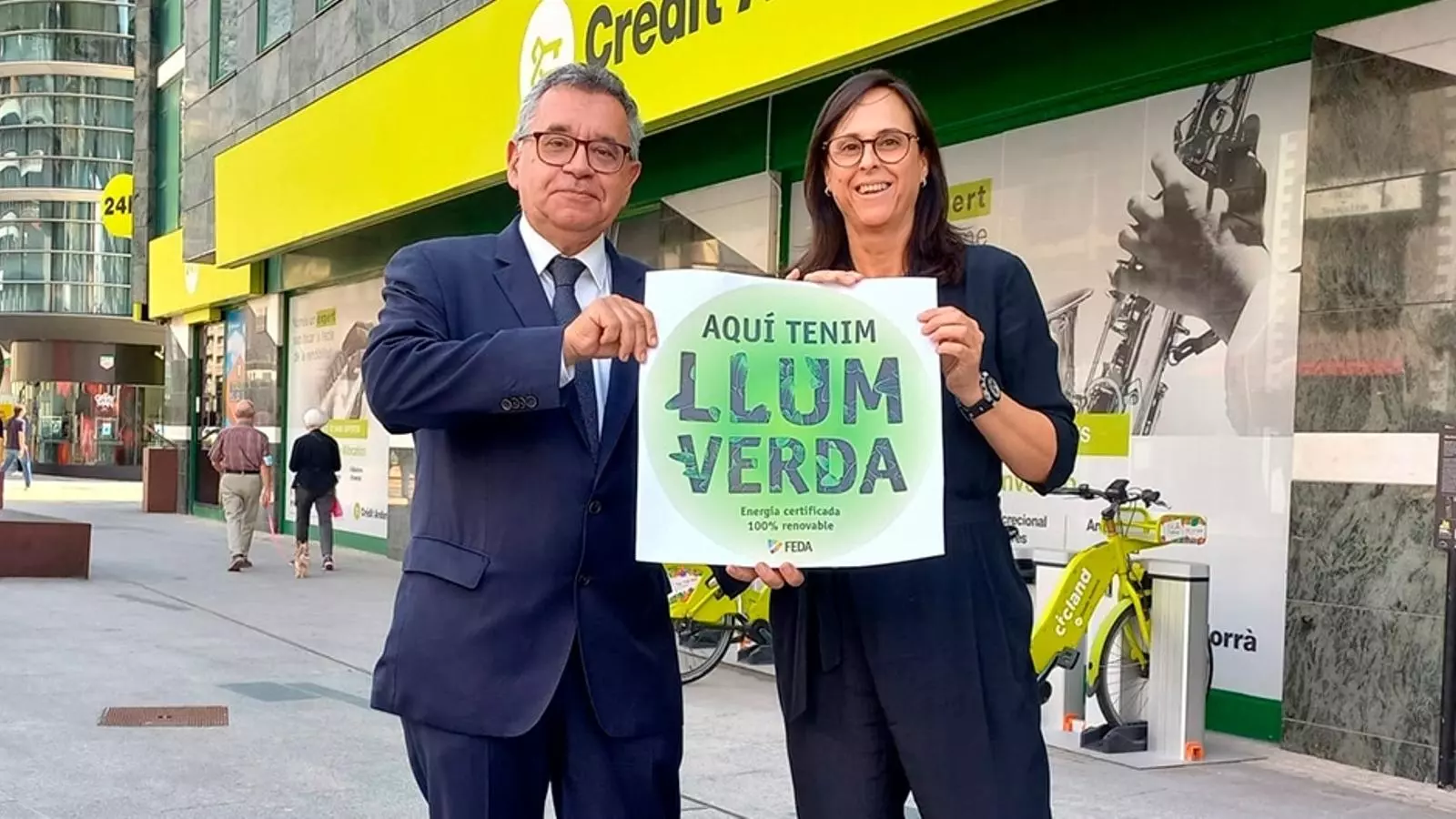 La directora de Comunicació Corporativa, Màrqueting i Nous Canals de Crèdit Andorrà, Núria Roca, i el director general de FEDA, Albert Moles, amb el segell.