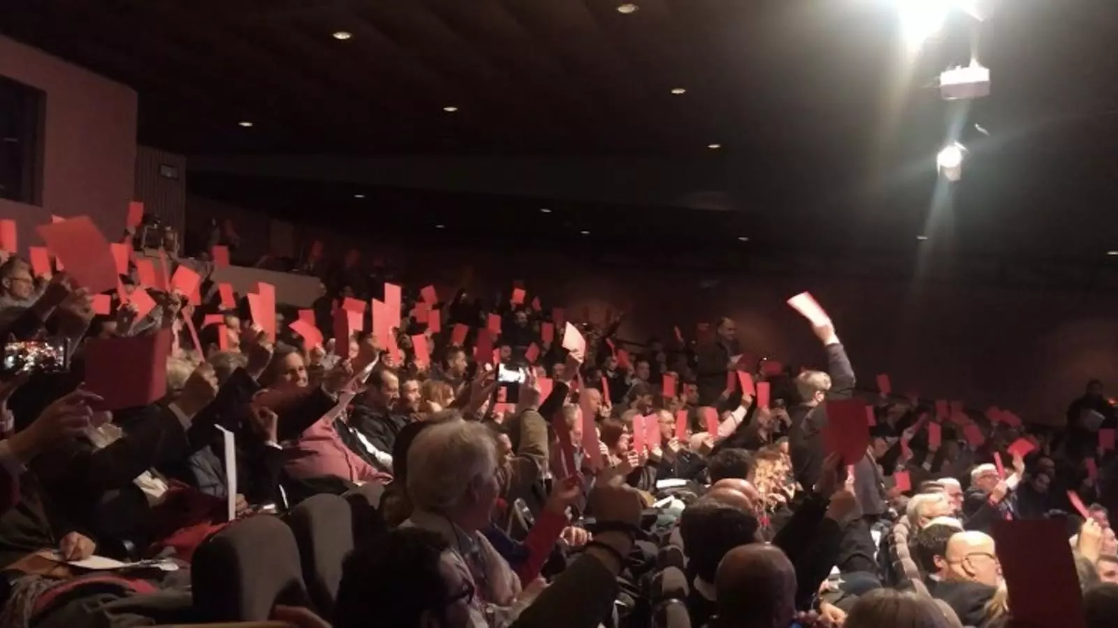 Front comú de restauradors i oposició contra la nova taxes de terrasses