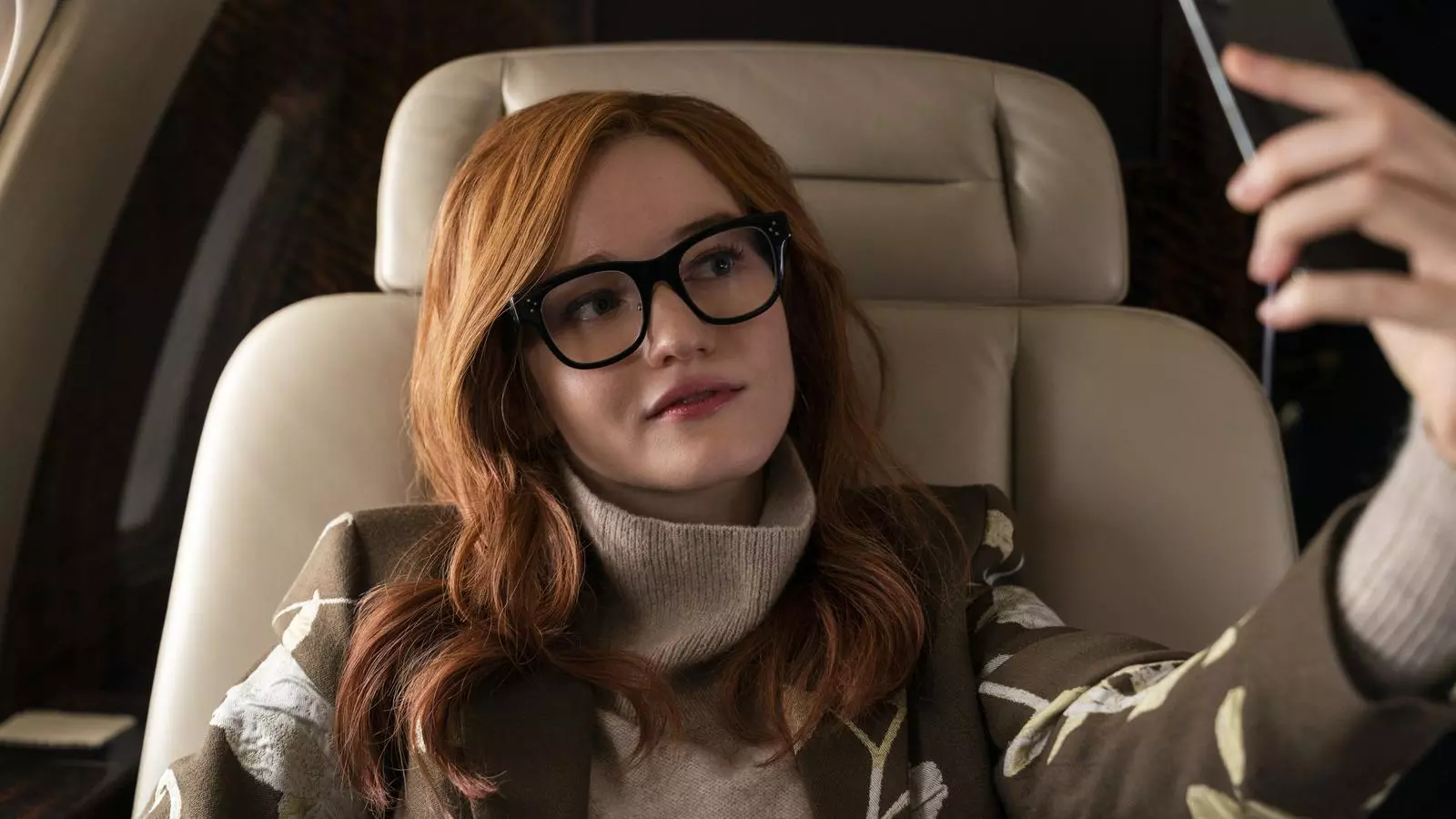 Julia Garner interpretando Anna Delvey