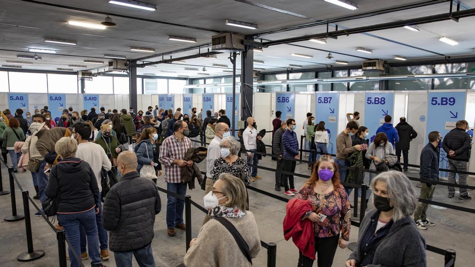 Queues to get vaccinated against covid in full pandemic.