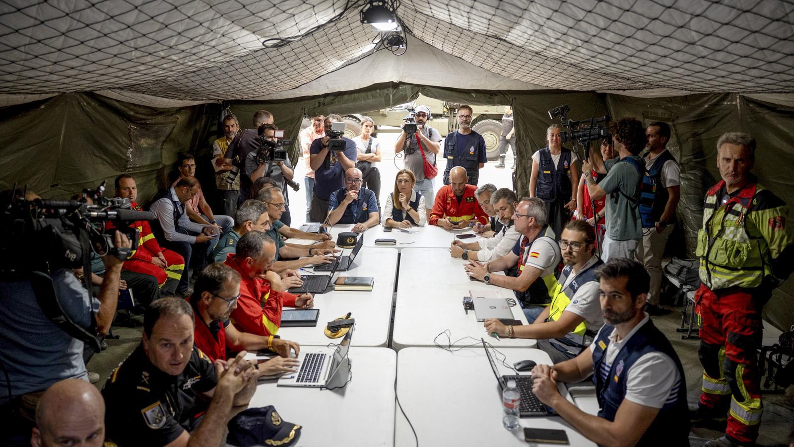 The Government delegate in Madrid, Francisco Martín, and the Director General of Civil Protection, Virginia Barcones, this Saturday during the meeting at the unified command center in Navalcarnero.