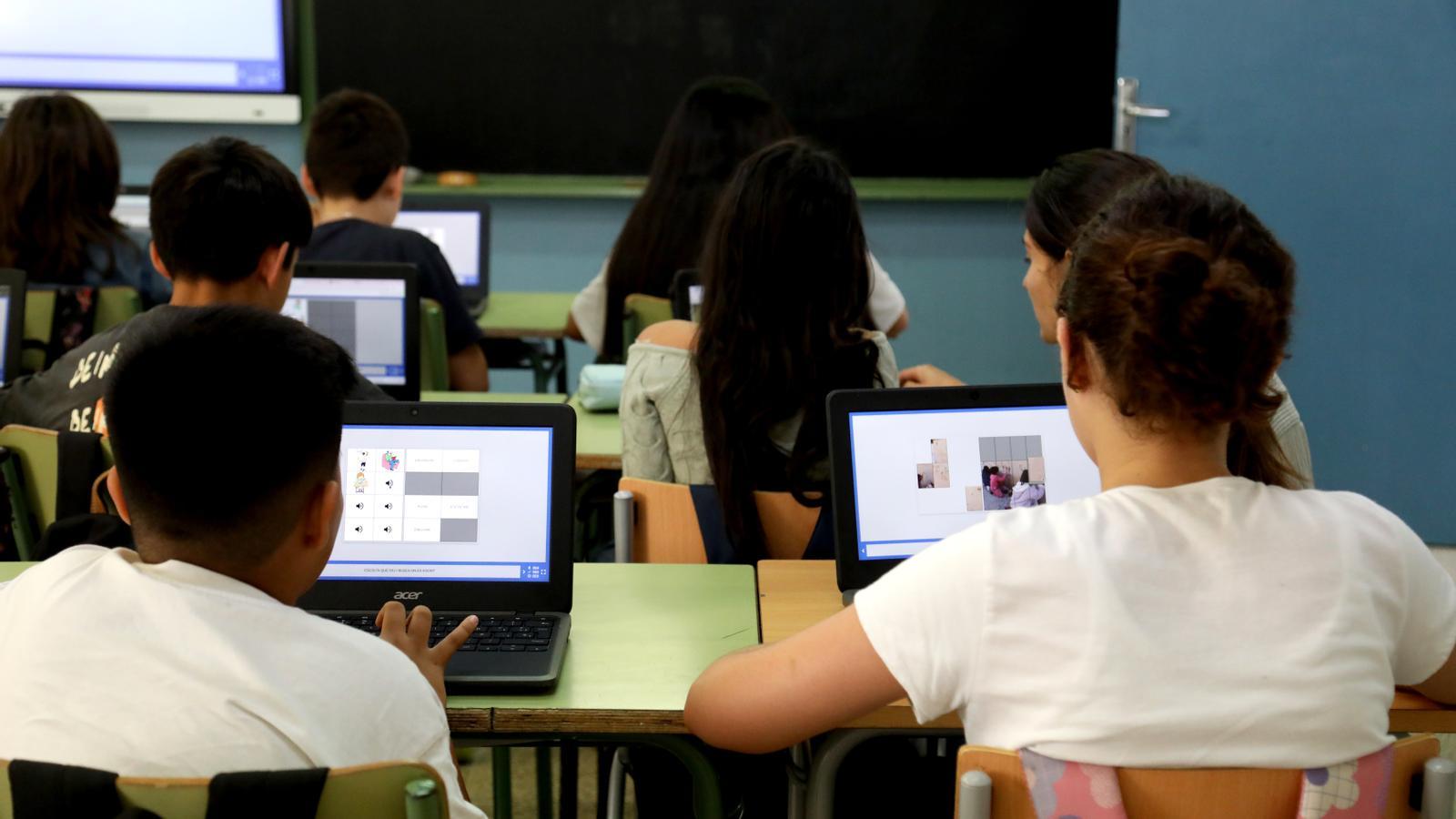 Educació también ha prohibido los móviles tanto en los centros públicos como en los concertados.