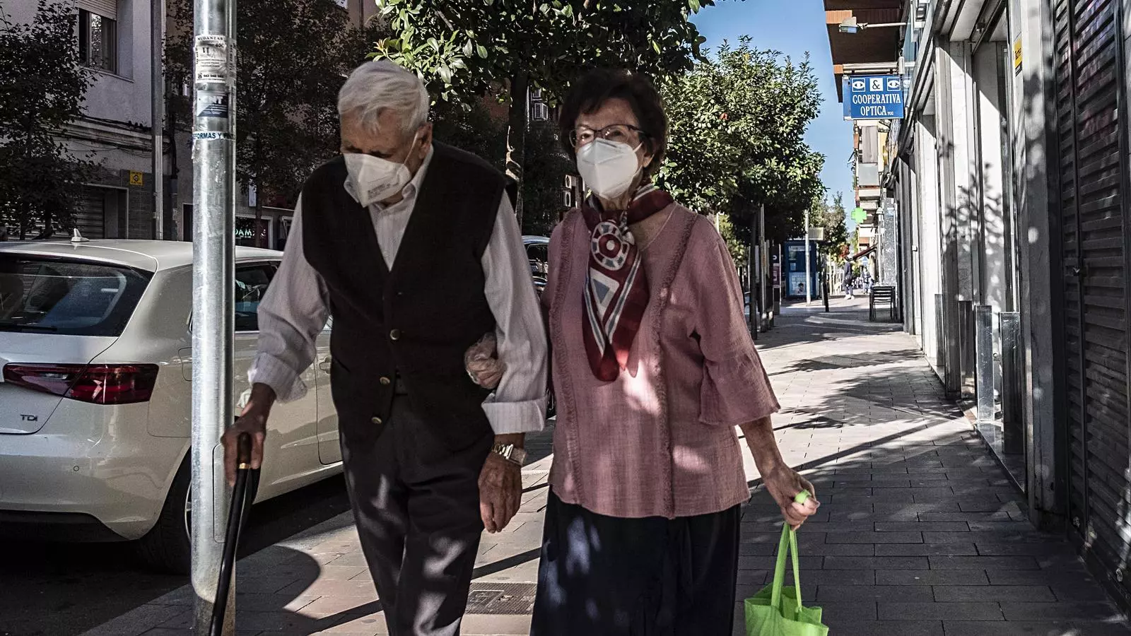 Gente mayor en la calle durante la pandemia, en una imagen de archivo, en Cornellà de Llobregat
