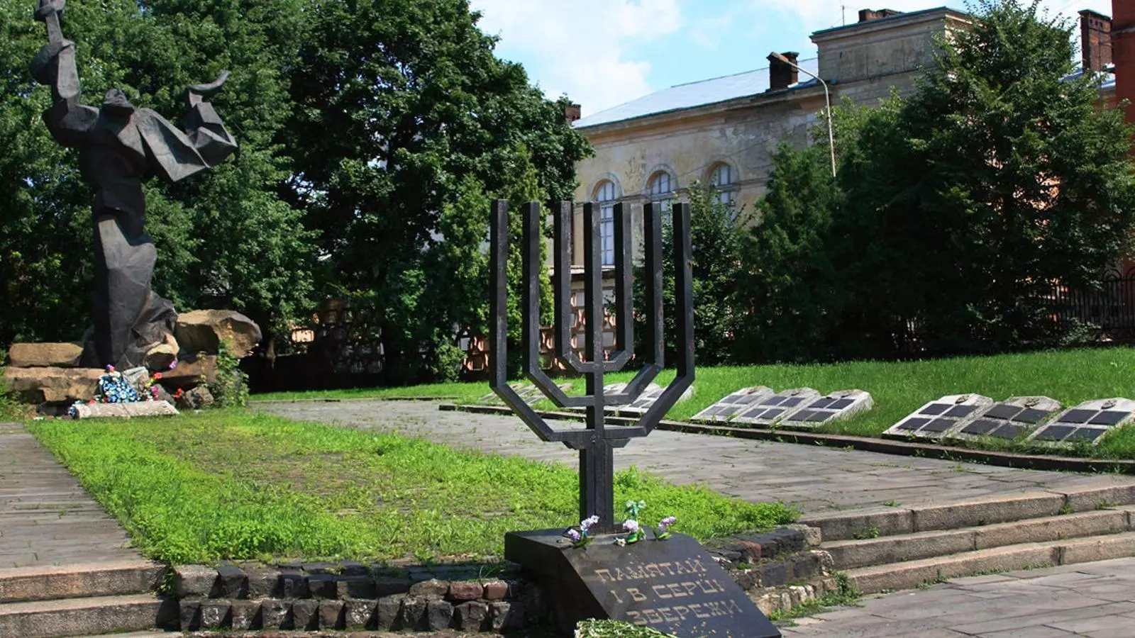 Monument que recorda les víctimes del nazisme a Lwow.