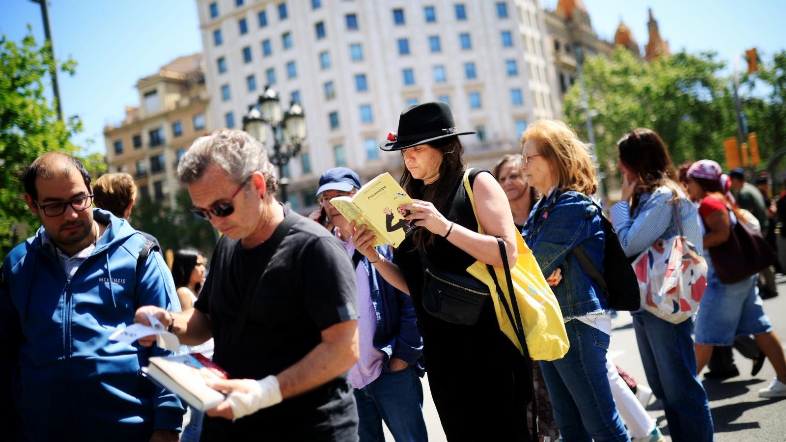 A book signing queue on Sant Jordi's day