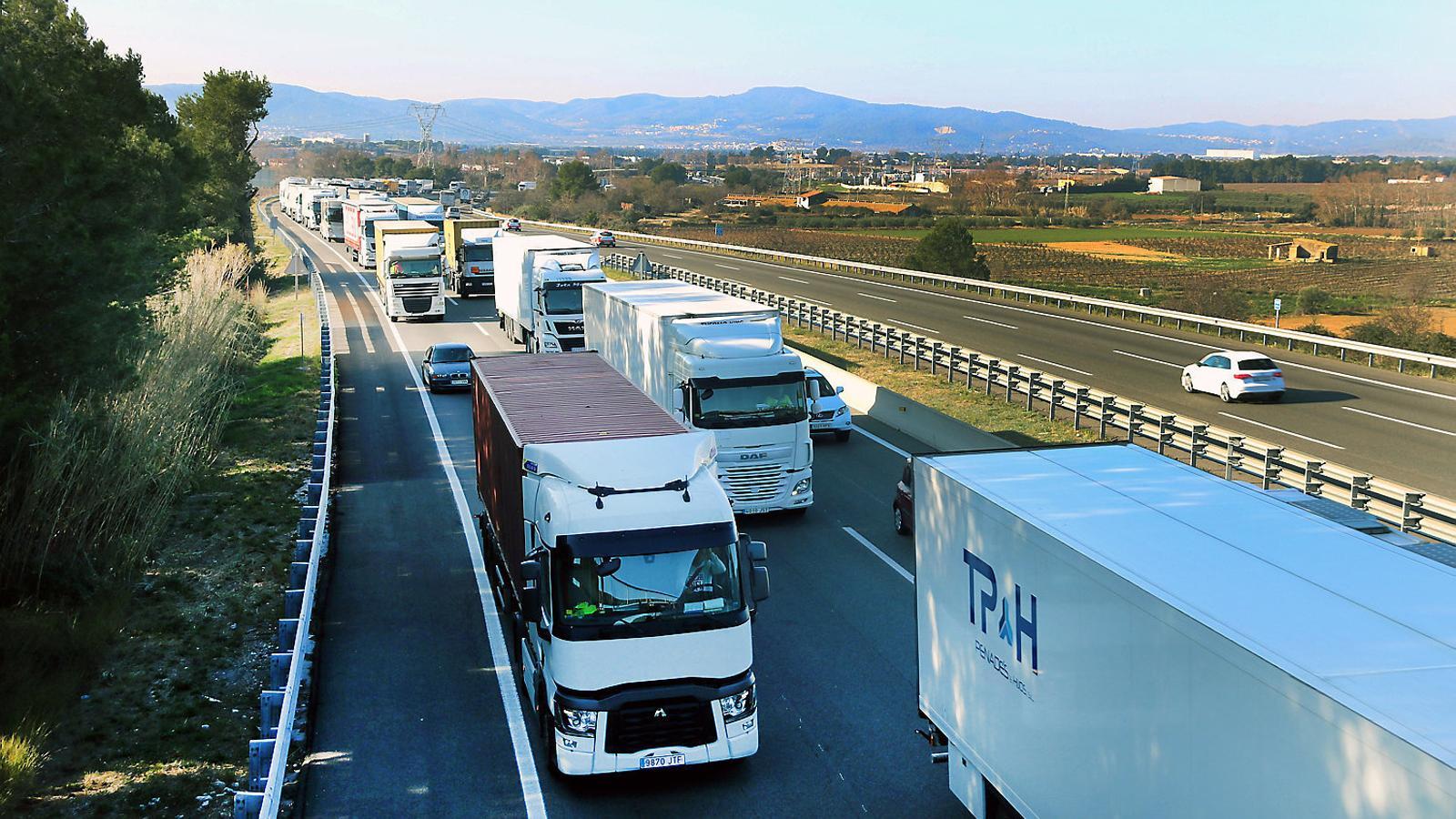 Una retenció de camions a l’AP-7, on actuava la banda dels punxa-rodes.