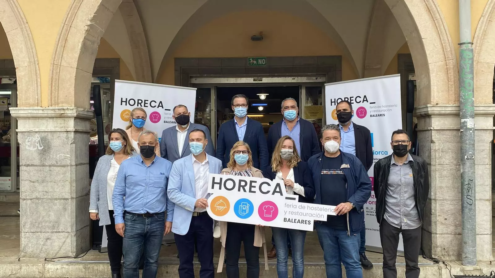 Autoritats municipals i insulars amb representants d'Horeca.