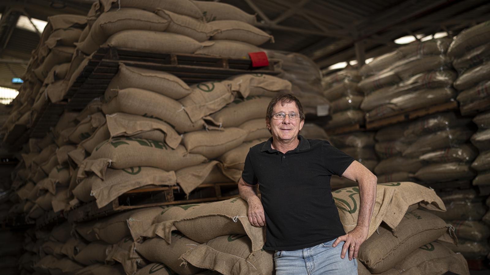 Manel Batet, con las bolsas de cafés comprados de Cafès Novell en Vilafranca del Penedès