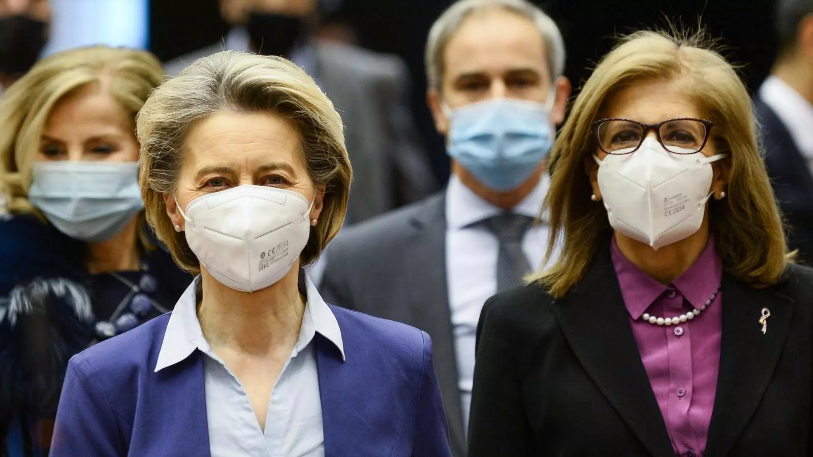 La presidenta de la Comissió Europea, Ursula Von der Leyen, acompanyada de la comissària de Salut, Stella Kyriakides.