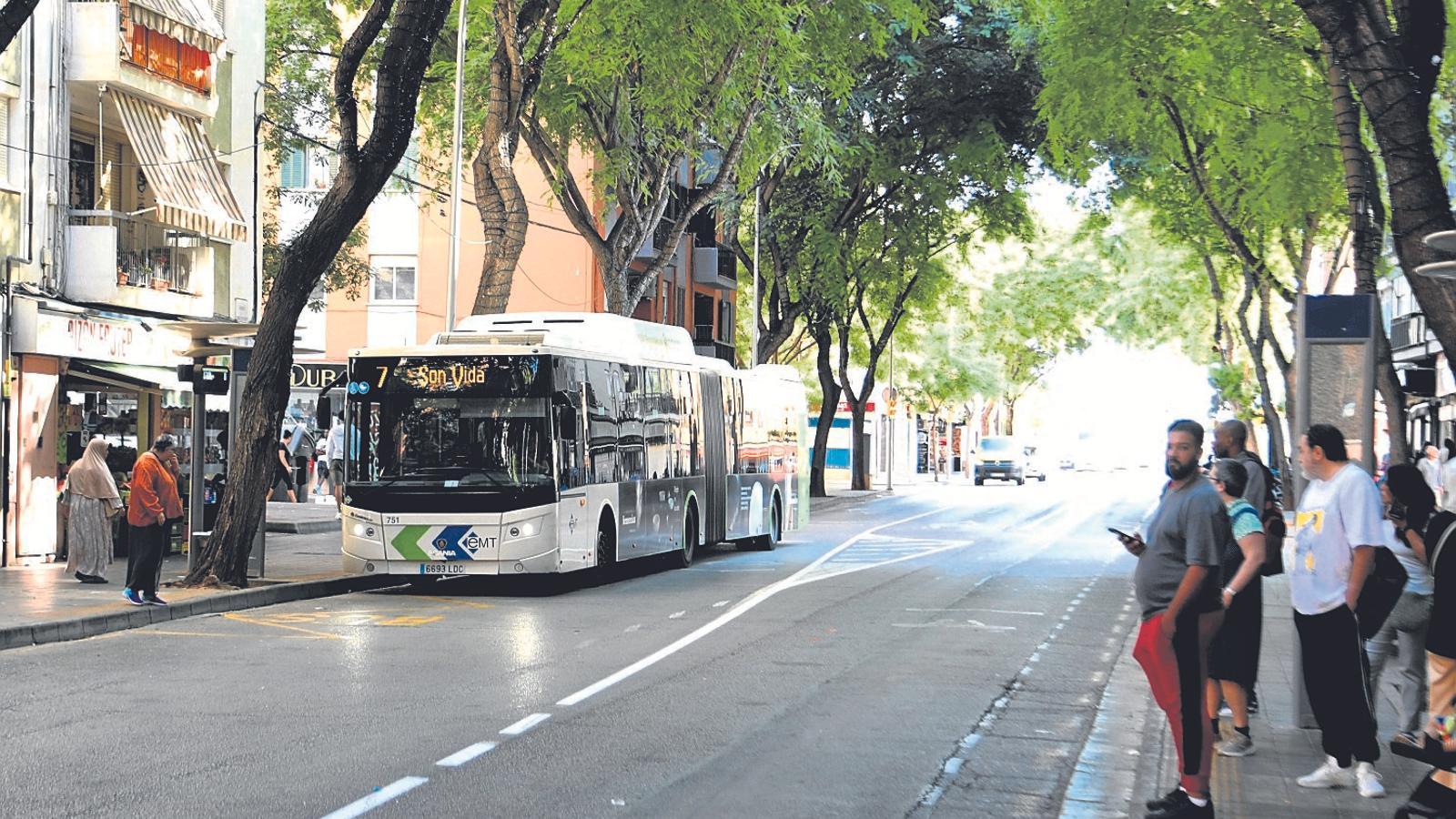 L’autobús de la línia 7 que es dirigeix a Son vida s’atura al carrer principal de Son Gotleu.