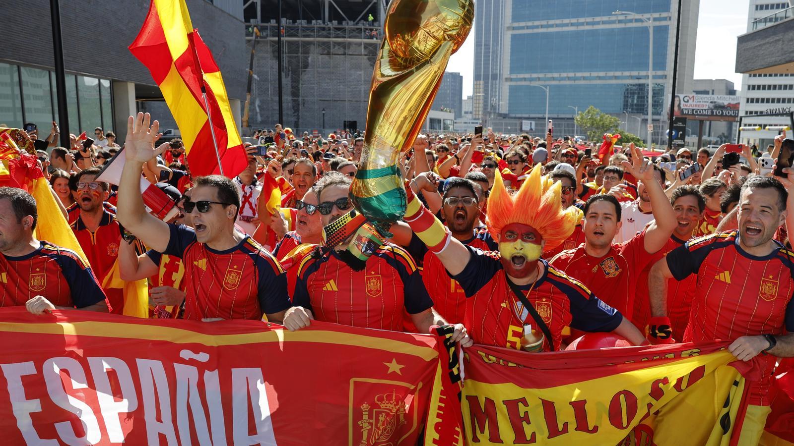 Aficionados españoles este lunes, dirigiéndose al estadio Atlanta por el partido entre la selección española y la de Cabo Verde