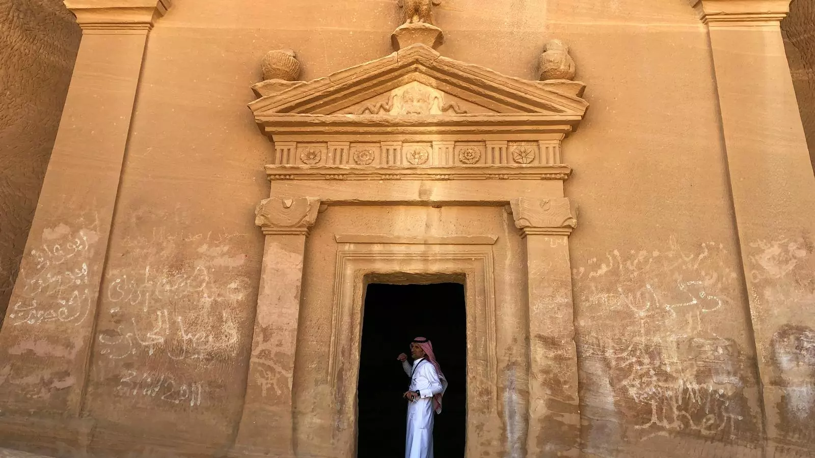 Un guia turístic al jaciment de Madain Saleh.