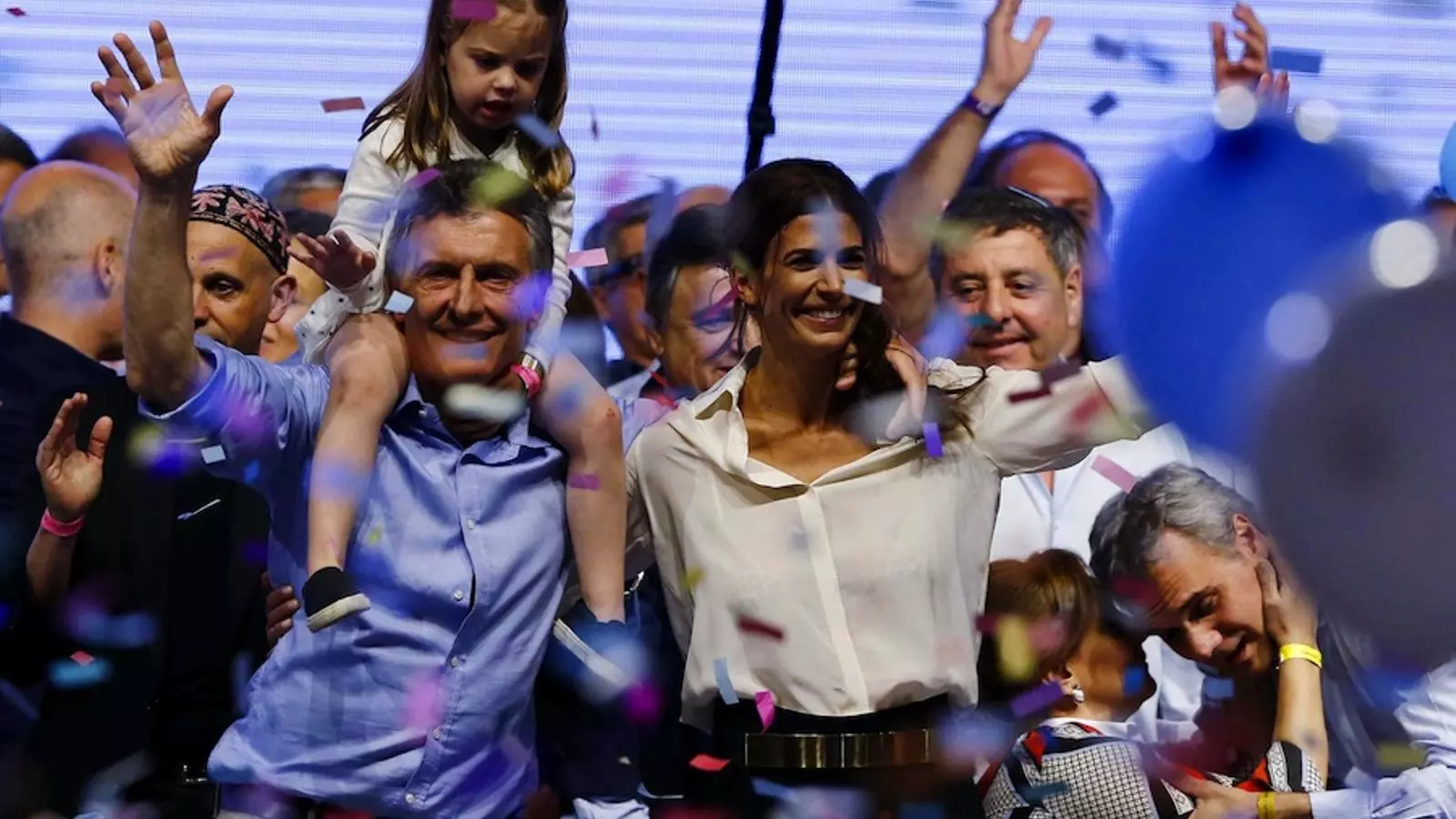 Mauricio Macri, amb la seva filla i la seva dona, Juliana Awada, en celebrar la victòria a la seu de 'Cambiemos'. IVAN ALVARADO / REUTERSE DAY ARGENTINA-ELECTION/