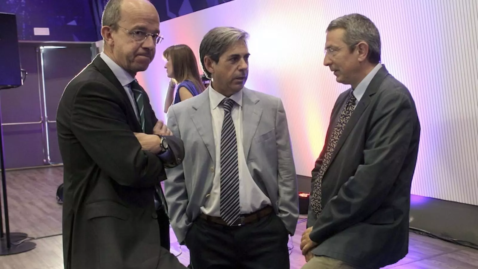 Jordi Cardoner i Joan M. Trayter conversen després de presentar la reforma dels estatuts del Barça