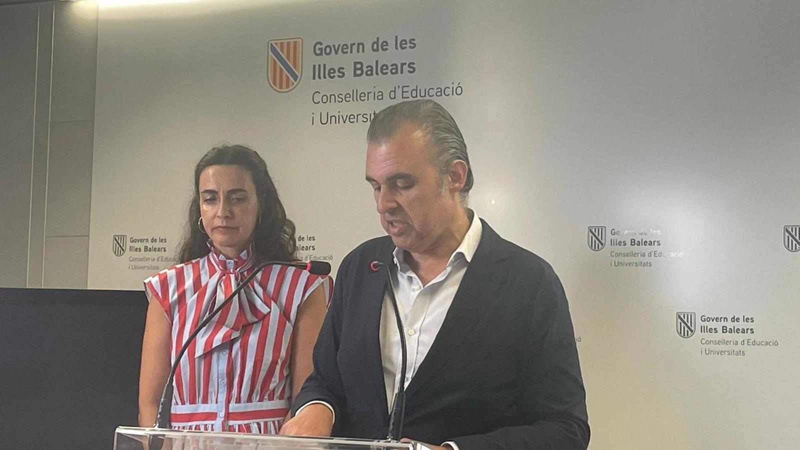 El consejero de Educación, Antoni Vera, la directora general de Formación Profesional y Ordenación Educativa, Isabel Salas.