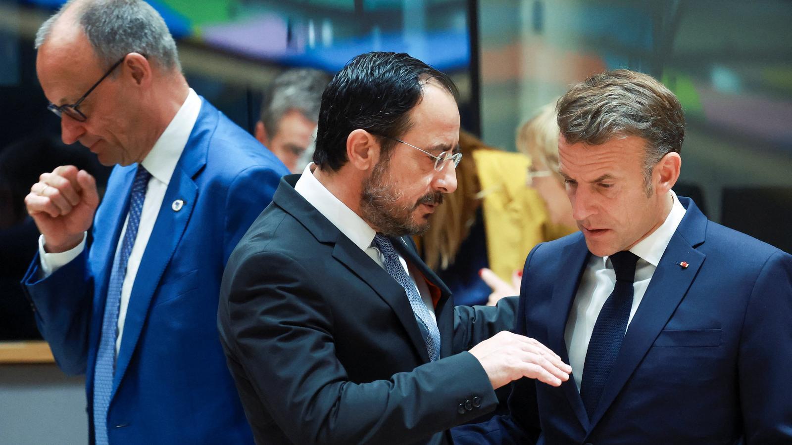 El canciller alemán, Friedric Merz, y el presidente francés, Emmanuel Macron, hablando con Níkos Christodoulídis, presidente de Chipre, que ostenta la presidencia temporal del Consejo de la UE.