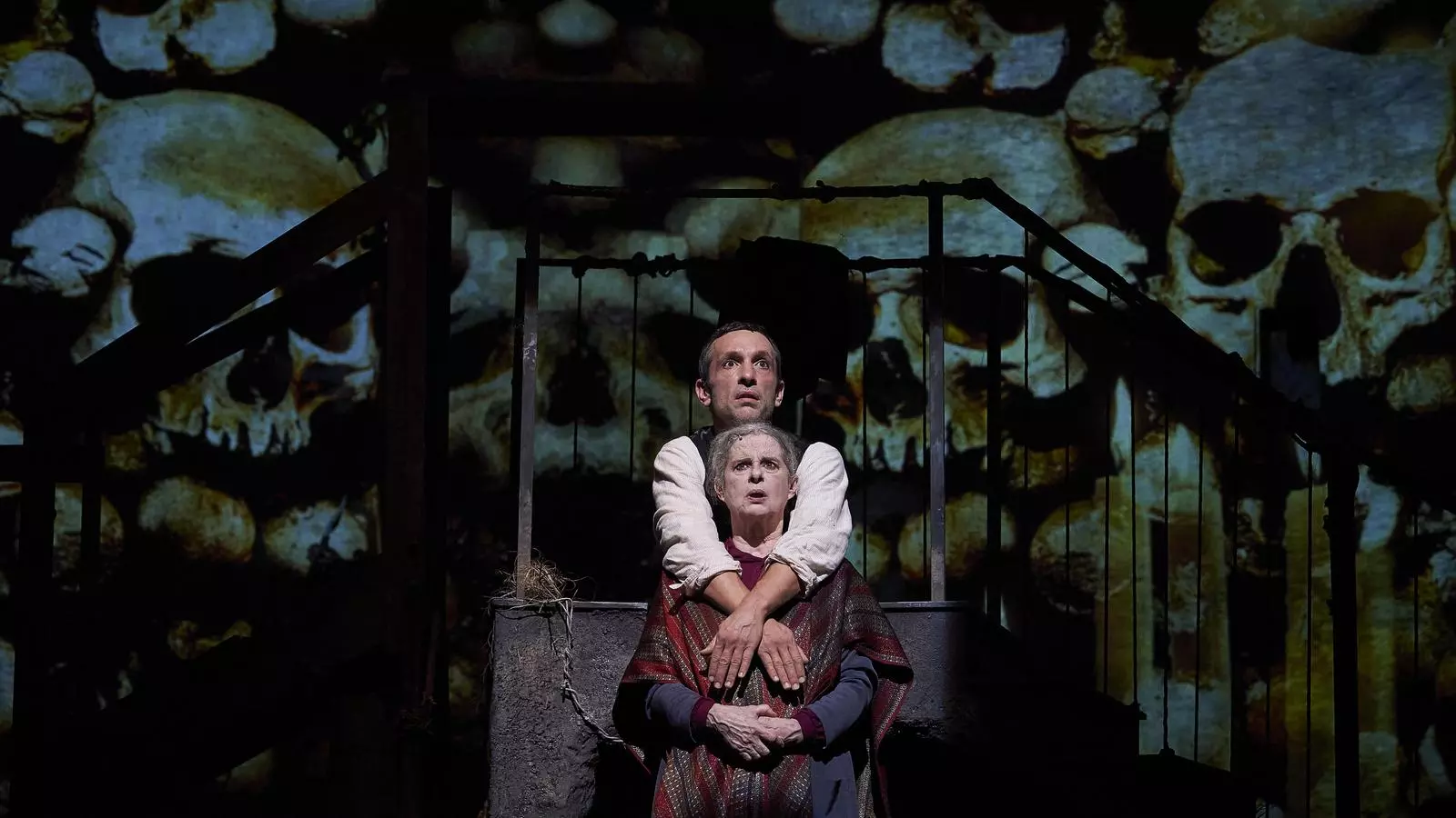 Vicky Peña i Pablo Derqui a l'obra 'Pedro Páramo', al Teatre Romea.