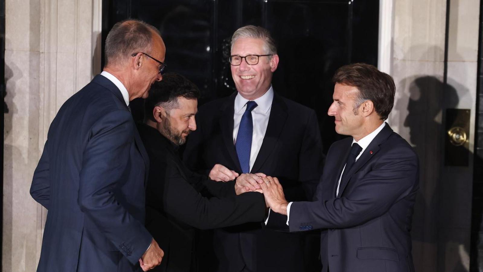 Friedrich Merz, Volodímir Zelenski, Keir Starmer y Emmanuel Macron posan delante del Número 10 de Downing Street, en el marco del encuentro entre los presidentes para hablar del apoyo a Ucrania.