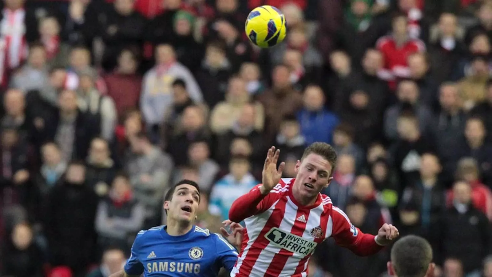 Oriol Romeu salta amb el jugador del Sunderland Wickham