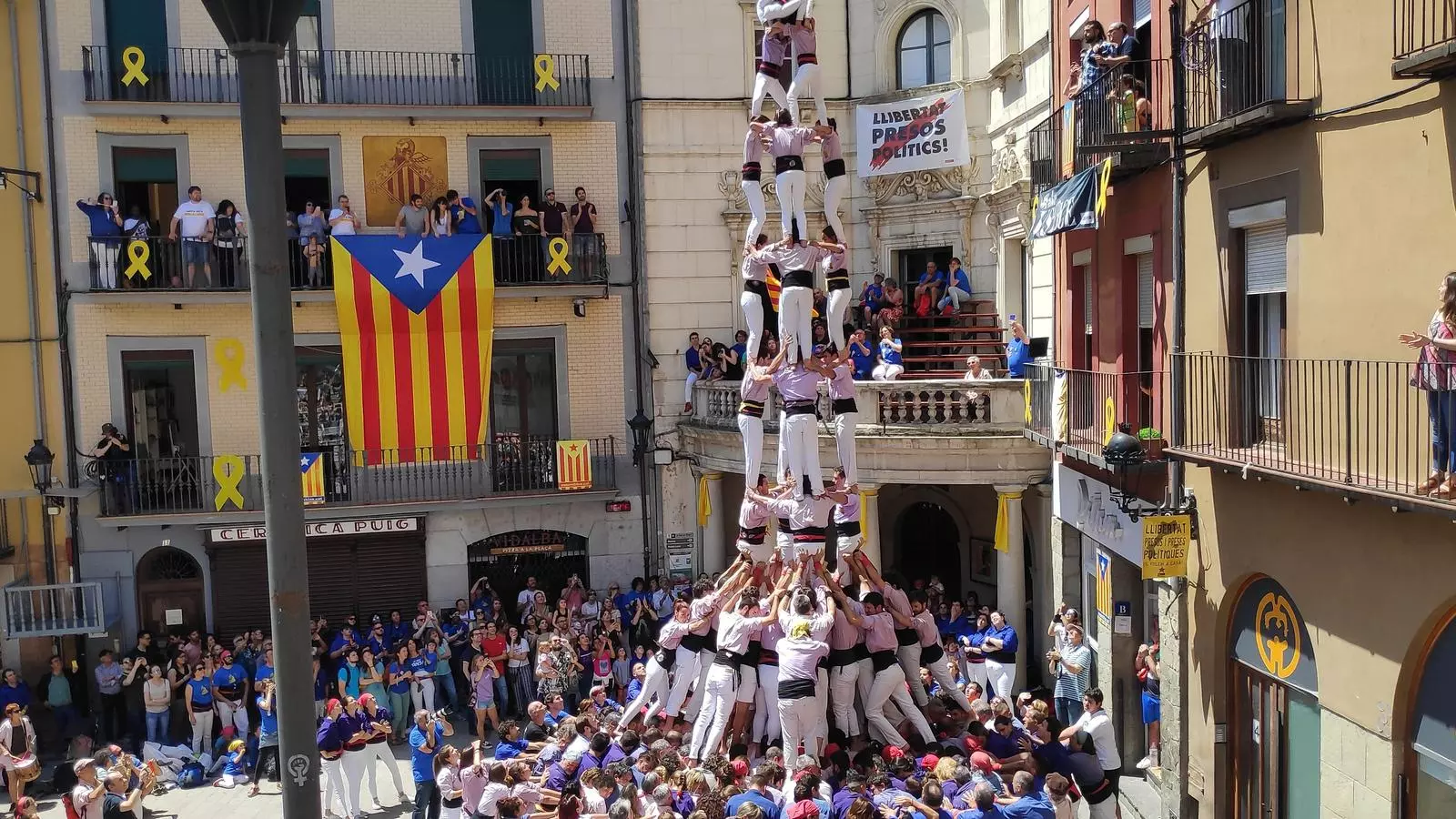 Els Minyons de Terrassa han carregat el quatre de nou amb folre a Berga per la diada dels Quatre Fuets