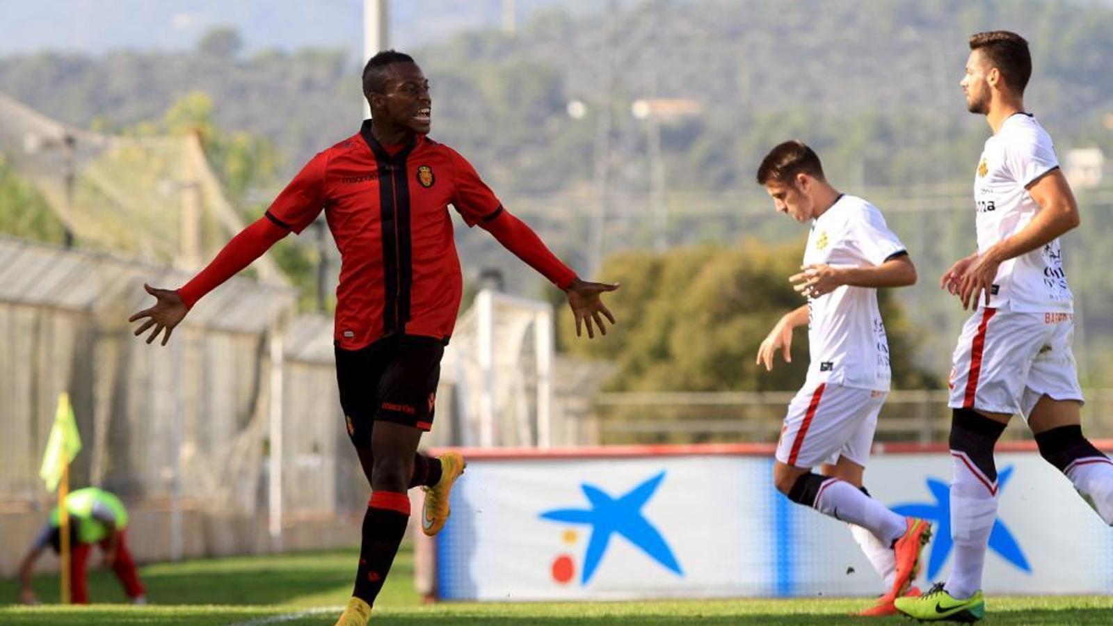 Cedric celebra un gol