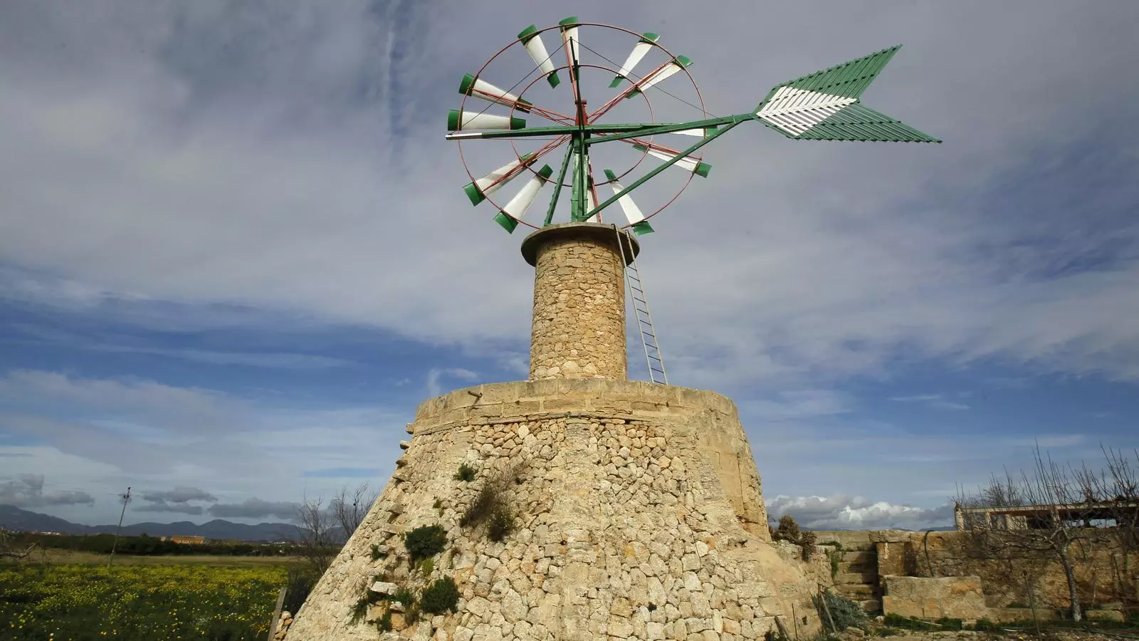 Un dels molins que hi ha al Pla de Sant Jordi.