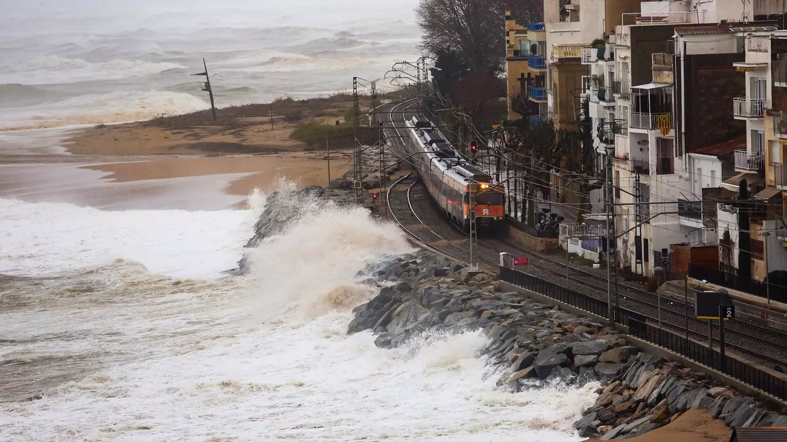 La costa de Sant Pol de Mar durant el temporal Gloria.