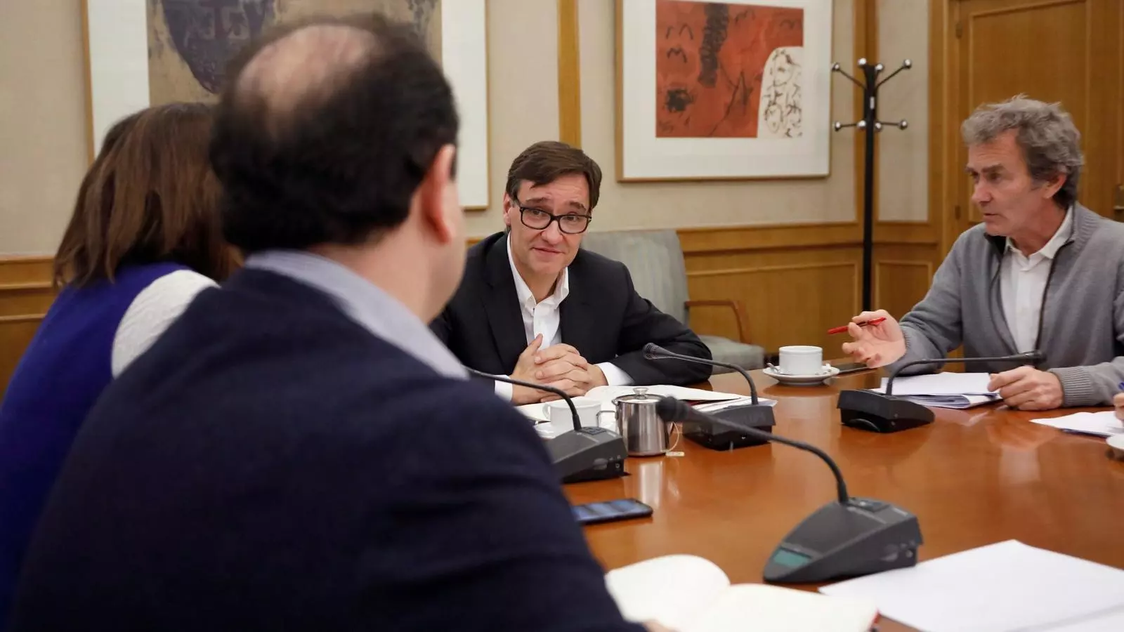 El ministre de Sanitat, Salvador Illa, i el responsable del Centre de Coordinació d'Alertes i Emergències Sanitàries, Fernando Simón, durant la reunió d'aquest diumenge al ministeri per analitzar el brot de coronavirus